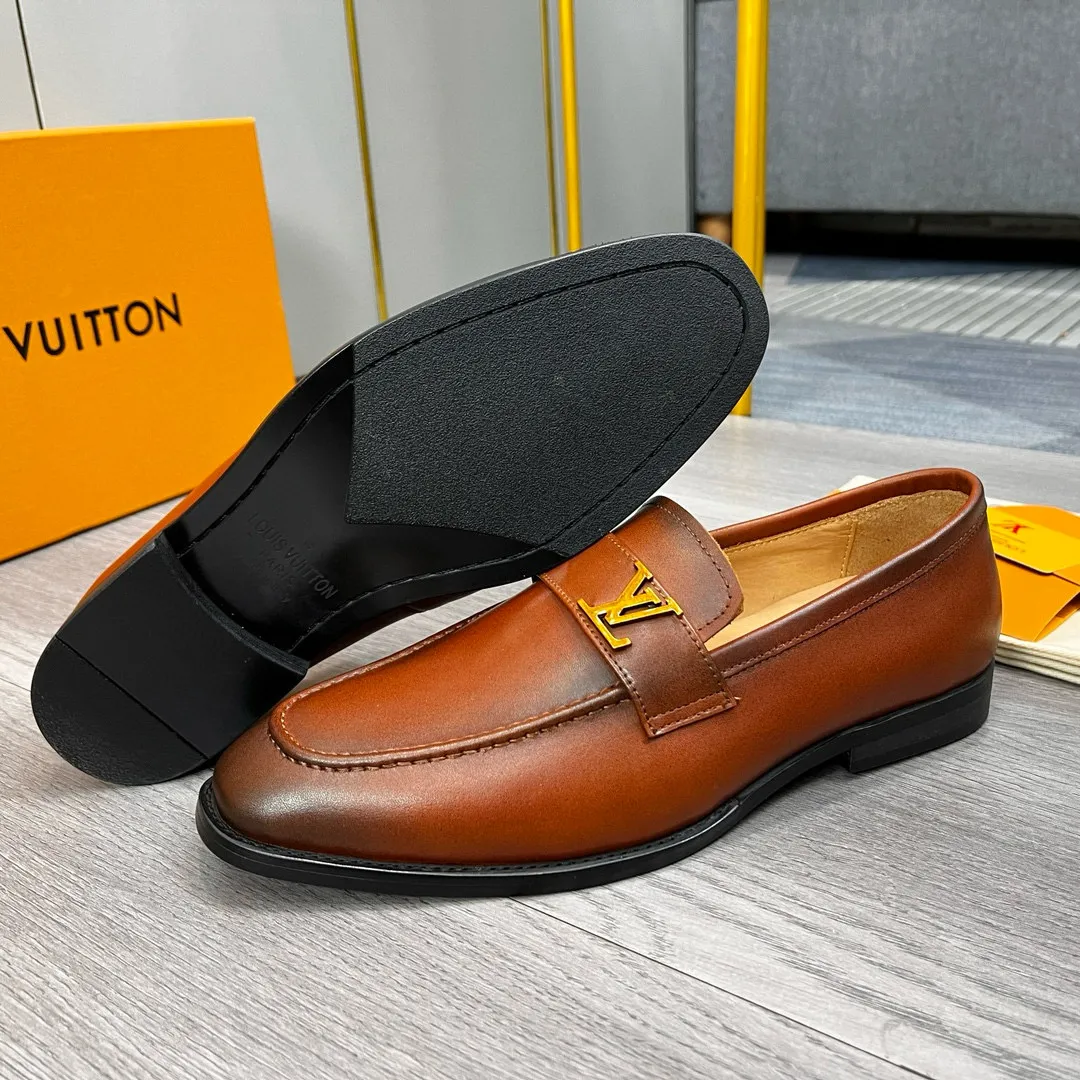 Factory price: 520💰-(LV) men’s formal leather shoes! Genuine molded horsebit, a classic must-have for your shoe cabinet! The feet are particularly delicate! This Gucci original version is a set last, and we are consistent with the counter! Therefore, it is more comfortable in terms of last shape and comfort! Take it to the counter and compare at will! Good shoes are more than just what they make! But grasp the essence from the inside out! Material: Imported first-layer cowhide! Genuine leather outsole imported from Italy, size: 39-44 (38/45 customized, non-refundable)